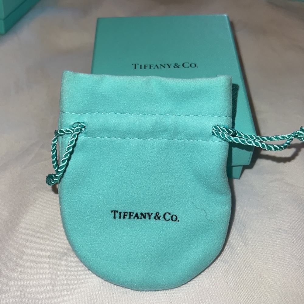 Medium Tiffany Box! Perfect condition- comes with duster & Tiffanys Small Bag